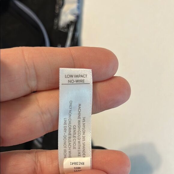 LIVI 18 20 NWT No-Wire Sports Bra Abstract Blue Black Comfot Yoga Low Impact - Picture 14 of 14